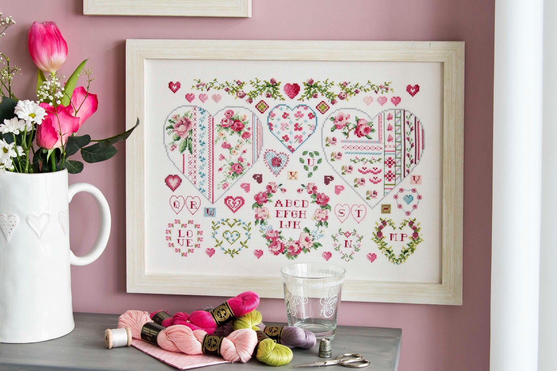 4 grilles broderie point de croix : cœurs de rose, oiseau, libellule, fleurs. 10 pages, couleurs DMC. Aïda lin écru.