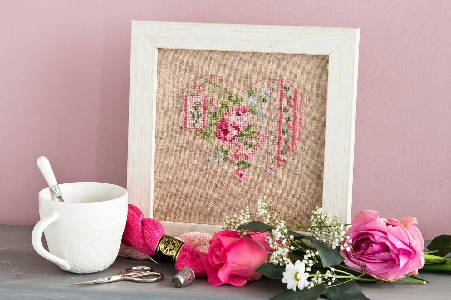 4 grilles broderie point de croix : cœurs de rose, oiseau, libellule, fleurs. 10 pages, couleurs DMC. Aïda lin écru.