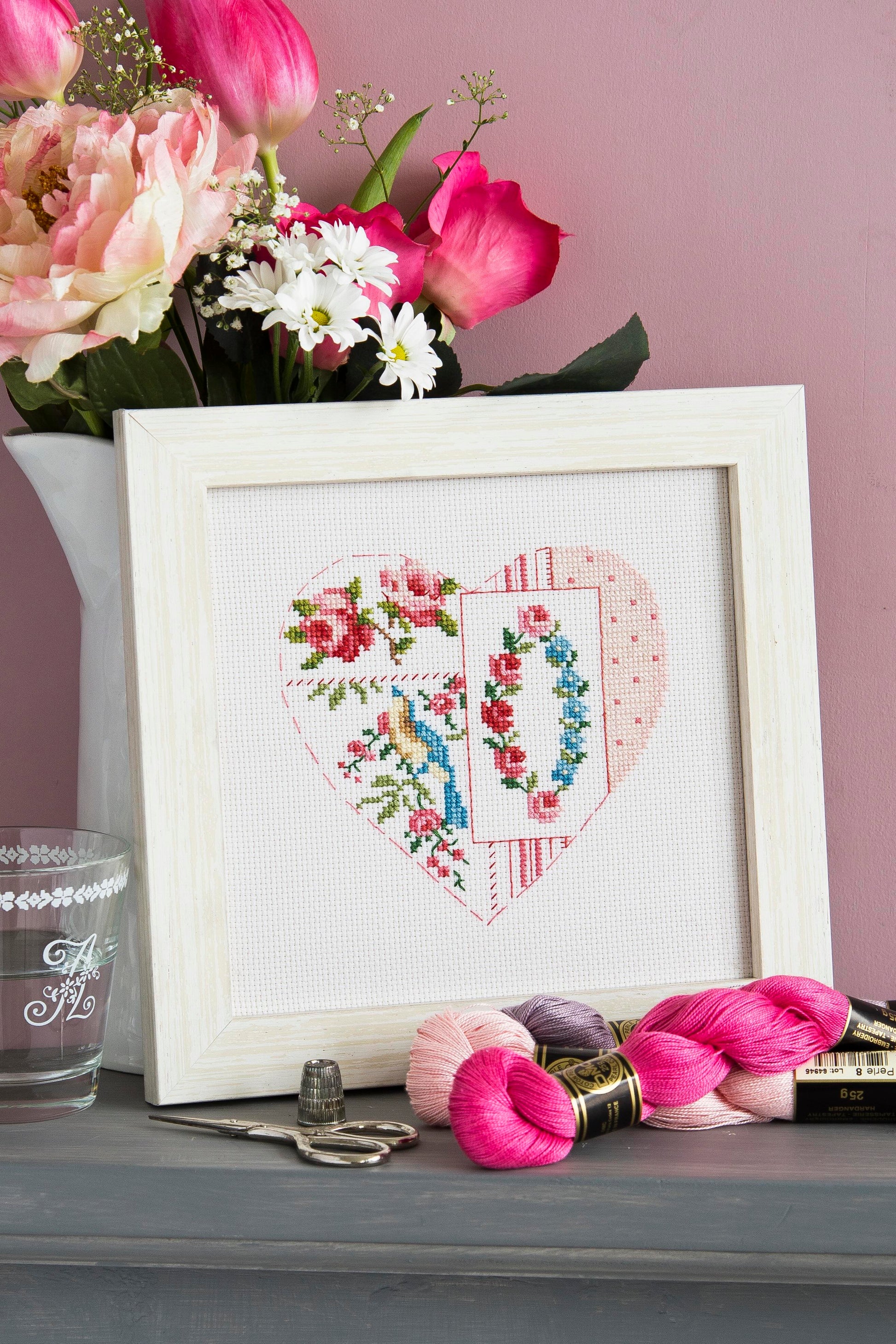 4 grilles broderie point de croix : cœurs de rose, oiseau, libellule, fleurs. 10 pages, couleurs DMC. Aïda lin écru.