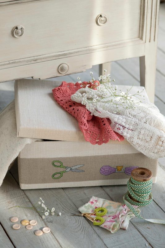 Pack 4 grilles broderie point de croix : jolies petites boîtes à broder. Rectangles 11,5x7 cm et rondes 7,5x7,5 cm. Réf. DMC incluses.