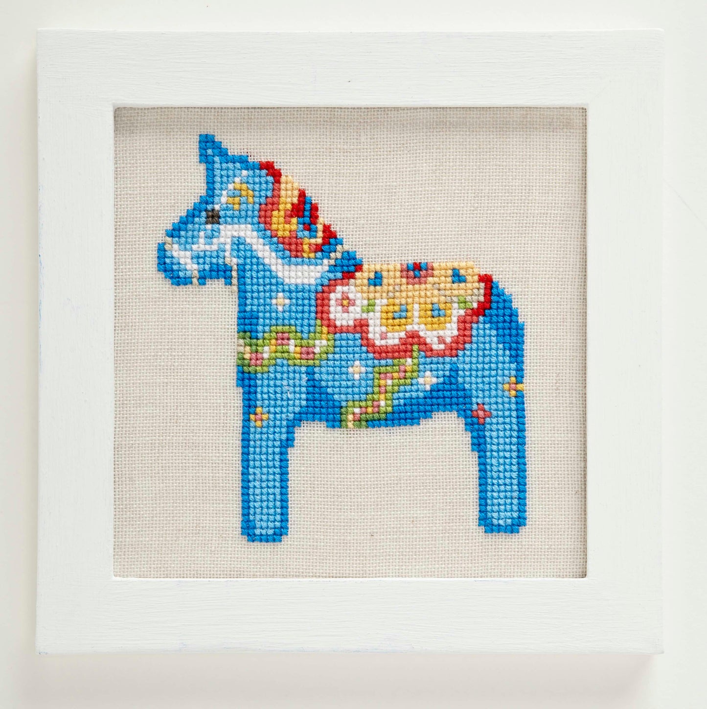 4 grilles de point de croix À cheval : cheval de Dalécarlie suédois sur lin 11 fils bis. 152 x 146 points. Références DMC sur 8 pages.