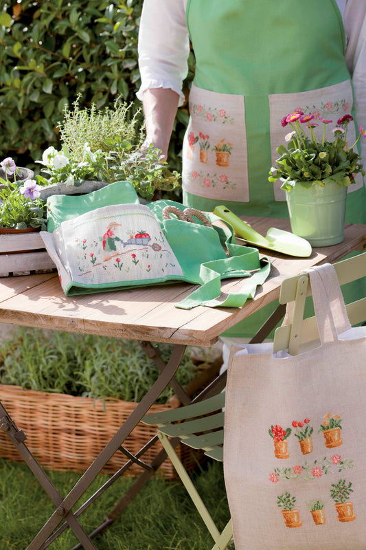 Pack 4 grilles broderie point de croix : tablier et cabas du jardinier aux motifs floraux. Imprimées en couleur sur 6 pages. Réf. DMC incluses.