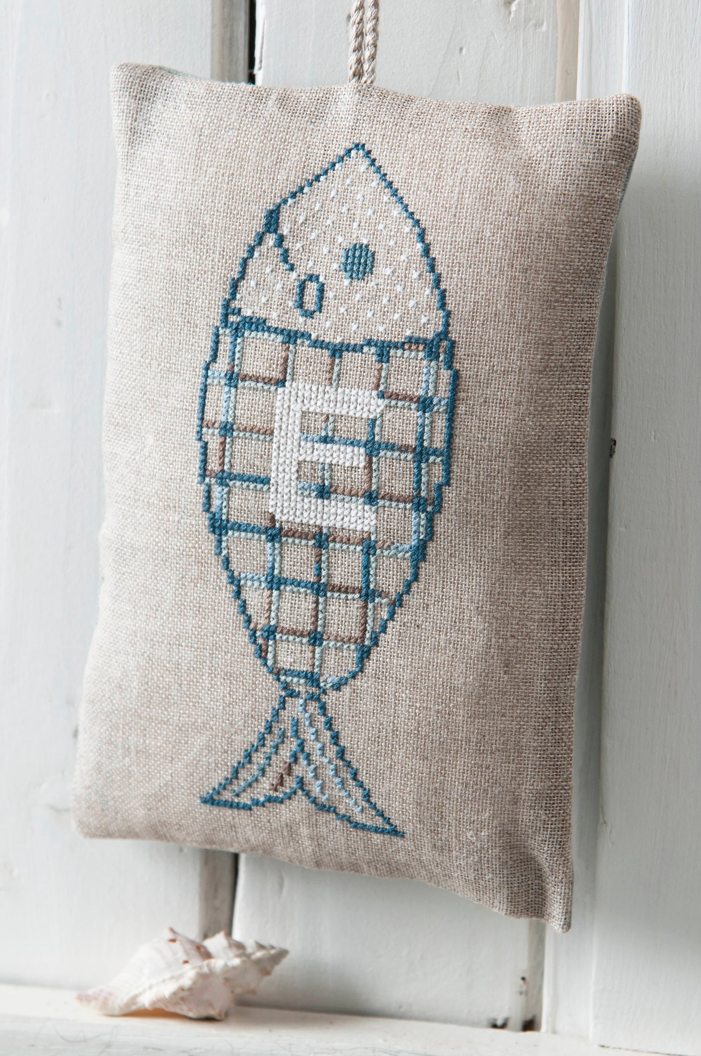 5 grilles point de croix : coussins d'été motifs poissons et phare. Lin lessivé 12 fils, réf. DMC. Grilles imprimées couleur sur 8 pages.