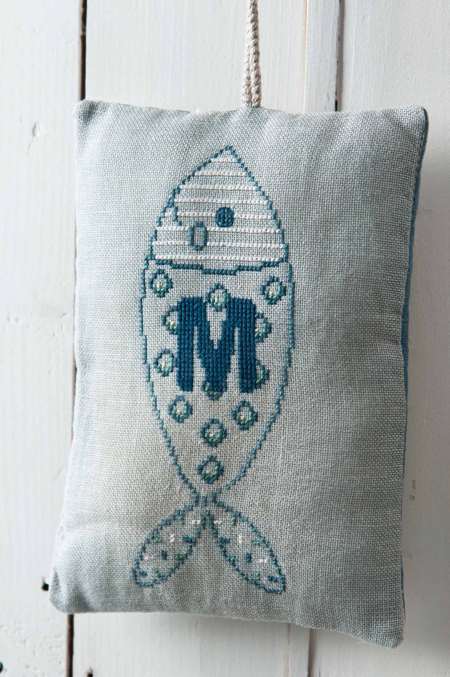 5 grilles point de croix : coussins d'été motifs poissons et phare. Lin lessivé 12 fils, réf. DMC. Grilles imprimées couleur sur 8 pages.