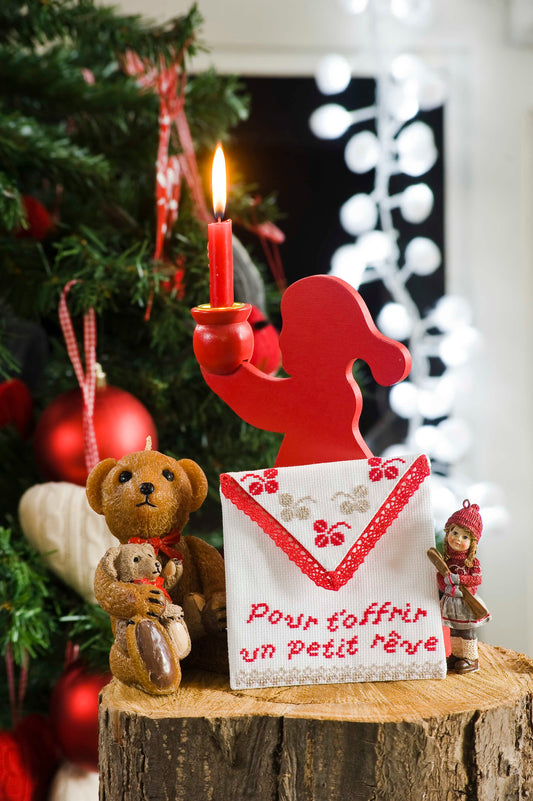 5 grilles de point de croix cadeaux de Noël : bouillotte, enveloppe, poupée de clefs. Sur lin 11 fils ou Aïda 5,5 pts. Imprimées avec symboles DMC sur 6 pages.
