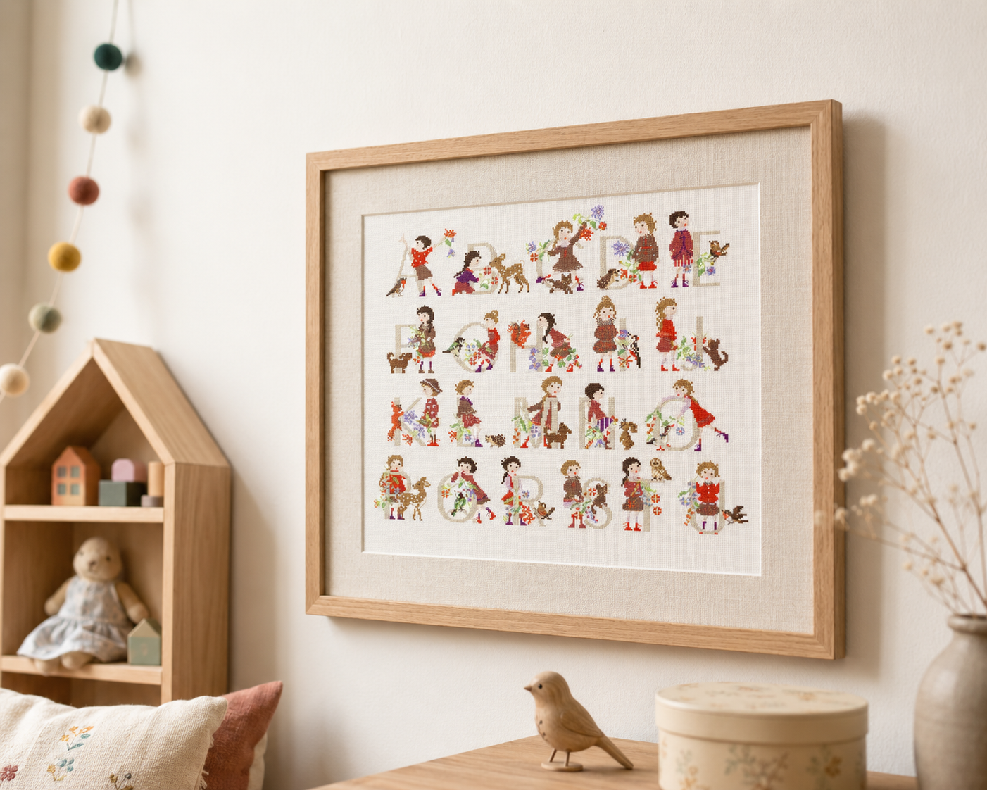 Grille point de croix abécédaire par Perrette Samouiloff. Petites filles, fleurs et animaux en tons rouges et mauves. 248 x 264 points. Idéale pour chambre d'enfant.