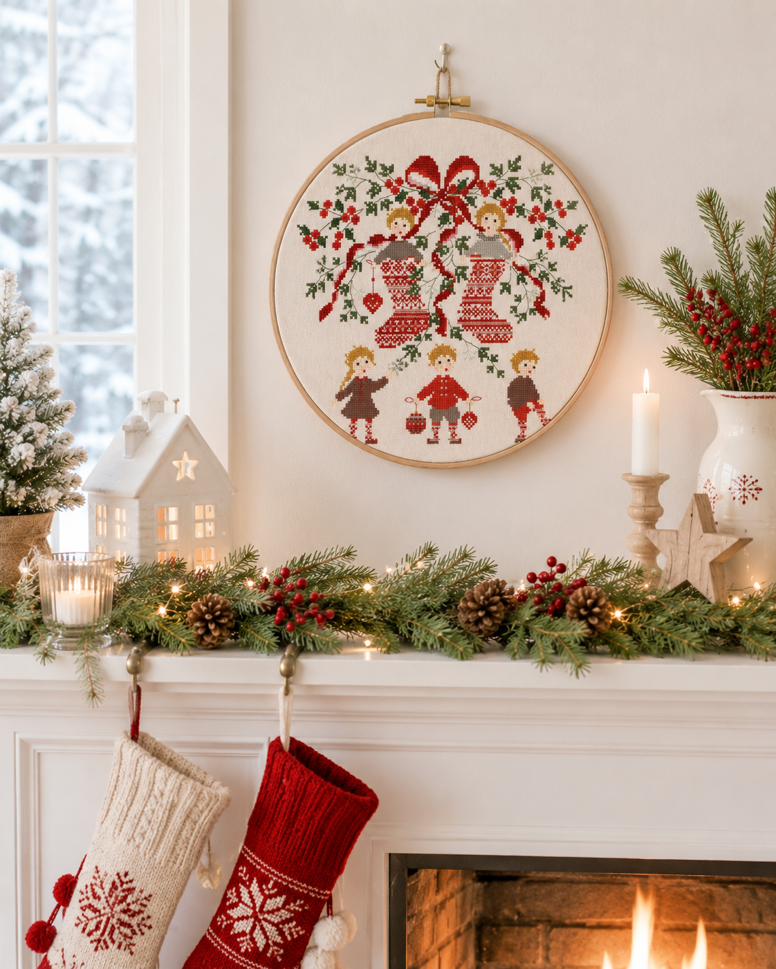 Grille point de croix de Perrette Samouïloff : botte de Noël avec enfants et houx, 145x122 pts. Broderie festive à broder sur toile blanche ou claire.