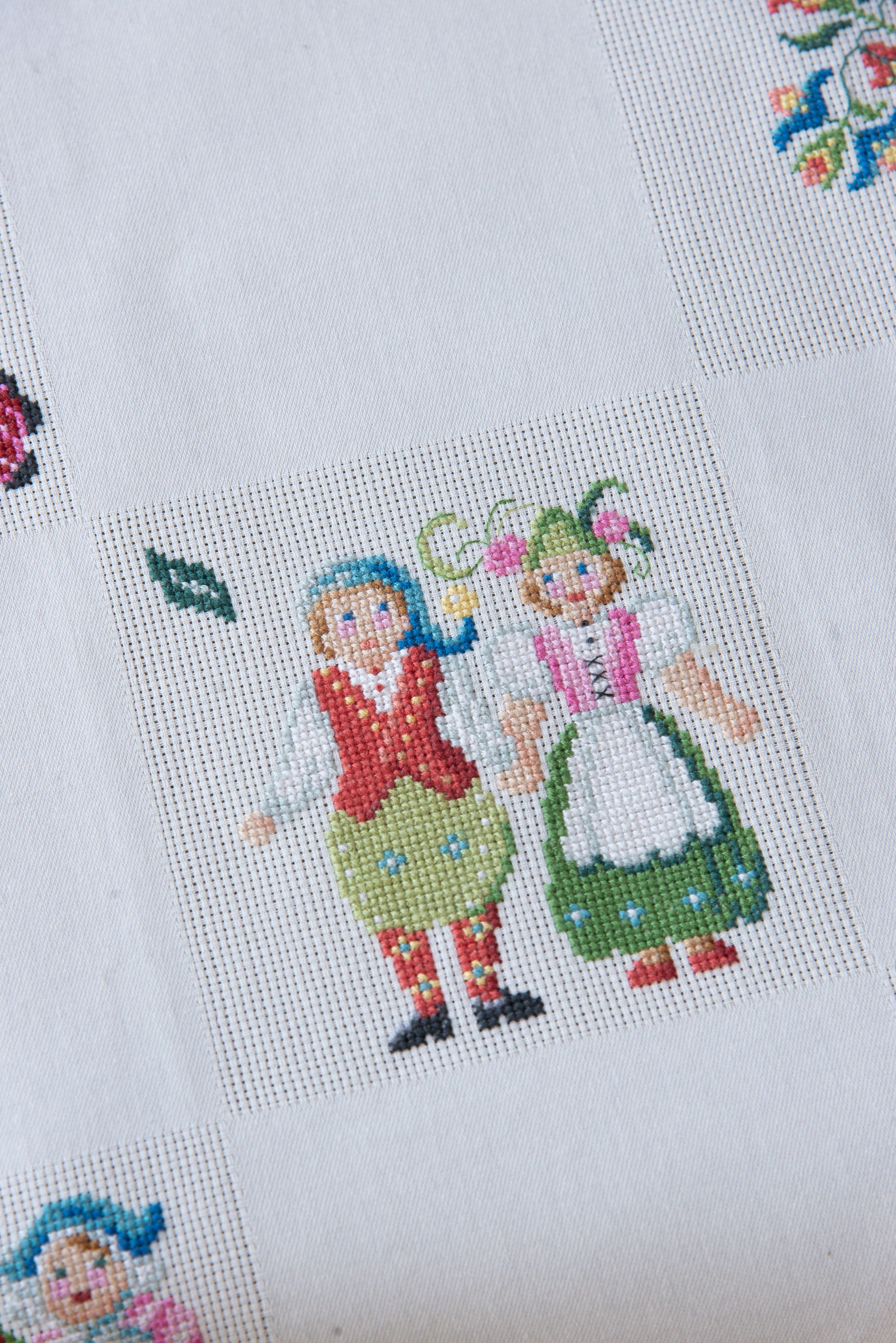 Grille de broderie point de croix « Nappe Tyrol » par M. Bonnin : personnages en costume tyrolien sur Aïda blanc 5,5 pts. DMC, 6 pages, motif 12,36 x 12,36 cm.