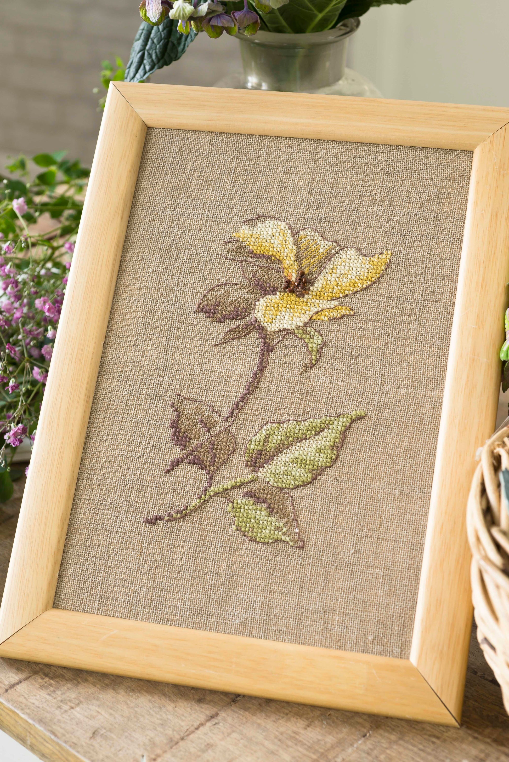 Grille de broderie point de croix : Fleurs de printemps jaune. 94x57 points, 4 pages, couleurs DMC. Lin bis.