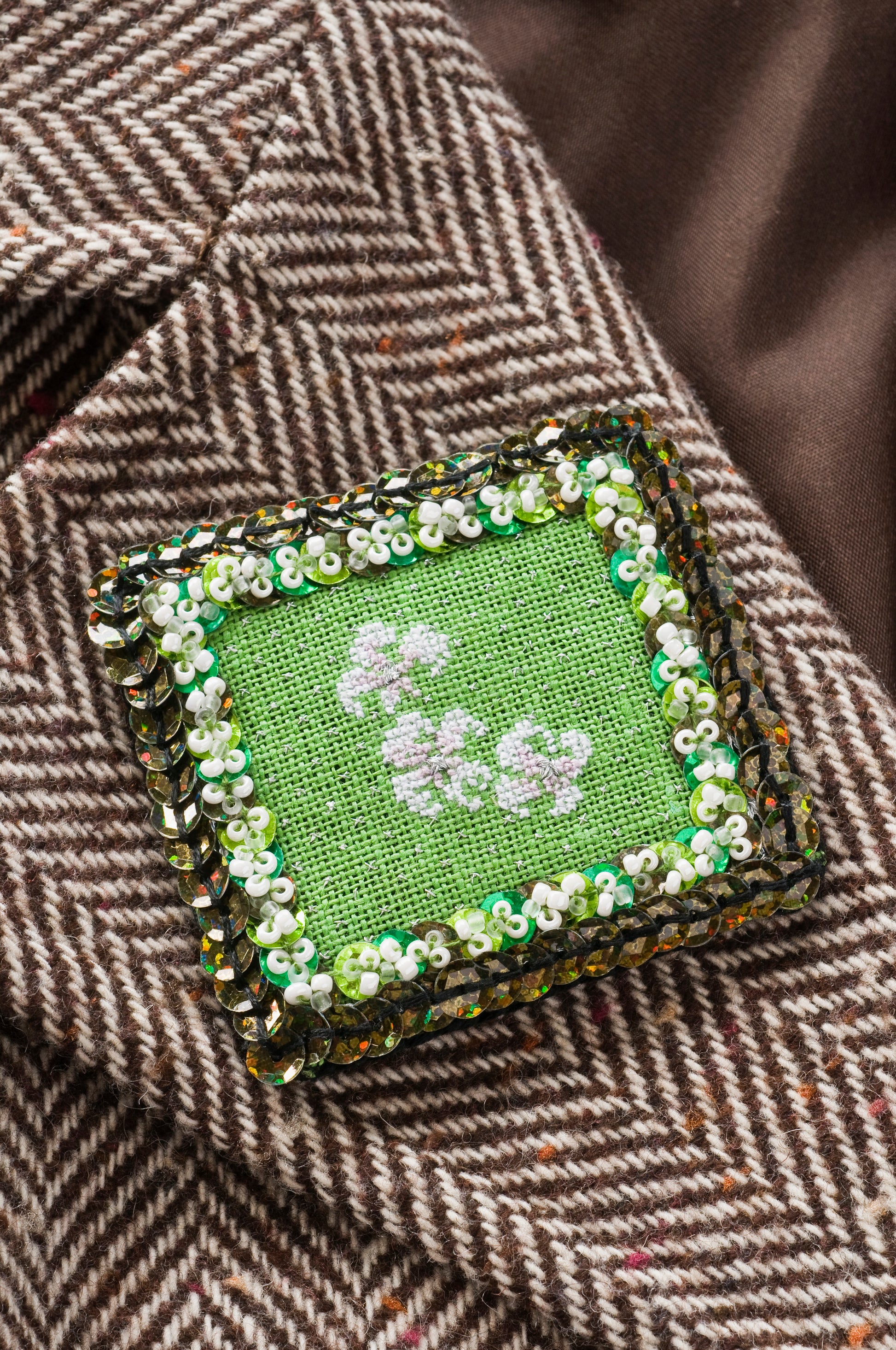 Grille de broderie point de croix : jolies broches (cygne, papillon, fleurs, pensée). 5 motifs imprimés couleur (Réf. DMC) sur 8 pages. Illustration M.T. Saint-Aubin.