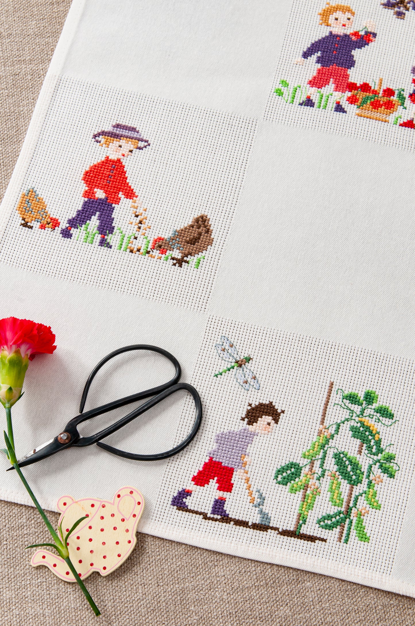 Grille de broderie point de croix « Nappe potager » par P. Samouiloff : personnages du potager à broder sur Aïda blanc 5,5 pts. DMC, 10 pages – ambiance champêtre.