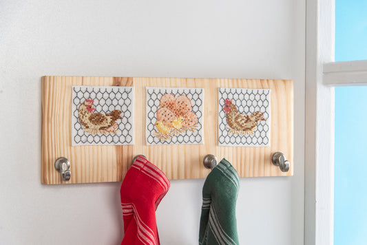 Grille de broderie point de croix pour accroche-torchon aux poules de Pâques. Motif coloré brodé sur lin 11 fils, imprimé avec symboles et couleurs DMC sur 4 pages.