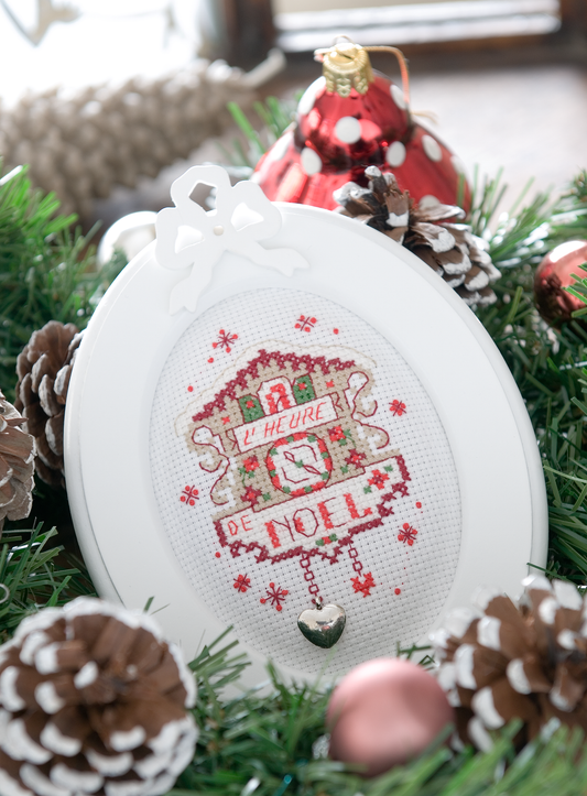 12 grilles broderie point de croix : mini cadres de Noël à broder. 60×40 pts, env. 10,9×7,3 cm. Toile Aïda 5,5 pts/cm ou lin 11 fils/cm. Livret 16 pages.