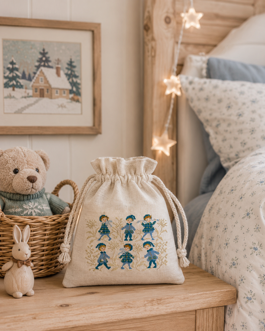 Grille point de croix de Perrette Samouïloff : enfants en manteau jacquard bleu, 123x89 pts. Broderie hivernale pleine de tendresse, idéale pour coussin ou frise.