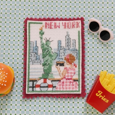 Grille de broderie point de croix : cartes ATC à échanger, 46x33 points sur 4 pages. Petit format idéal pour brodeuses. Symboles et couleurs DMC.