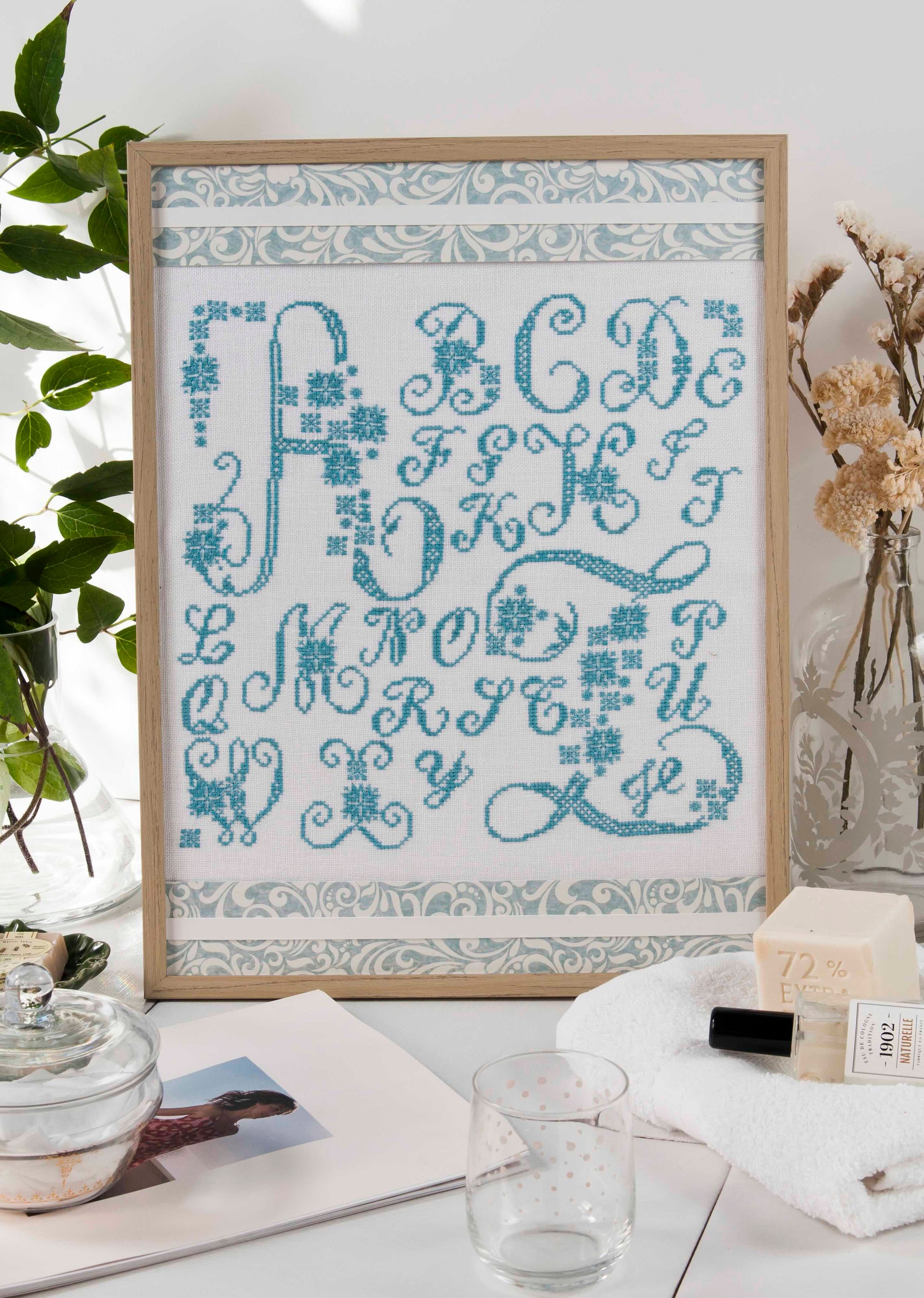 Grille point de croix – Sampler traditionnel : alphabets variés et motifs décoratifs inspirés des marquoirs anciens sur toile de lin DMC, sobre et intemporel – Marie-Anne Réthoret & Création Point de Croix