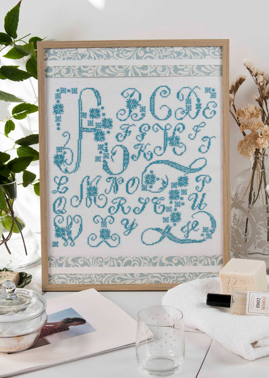 Grille point de croix – Sampler traditionnel : alphabets variés et motifs décoratifs inspirés des marquoirs anciens sur toile de lin DMC, sobre et intemporel – Marie-Anne Réthoret & Création Point de Croix