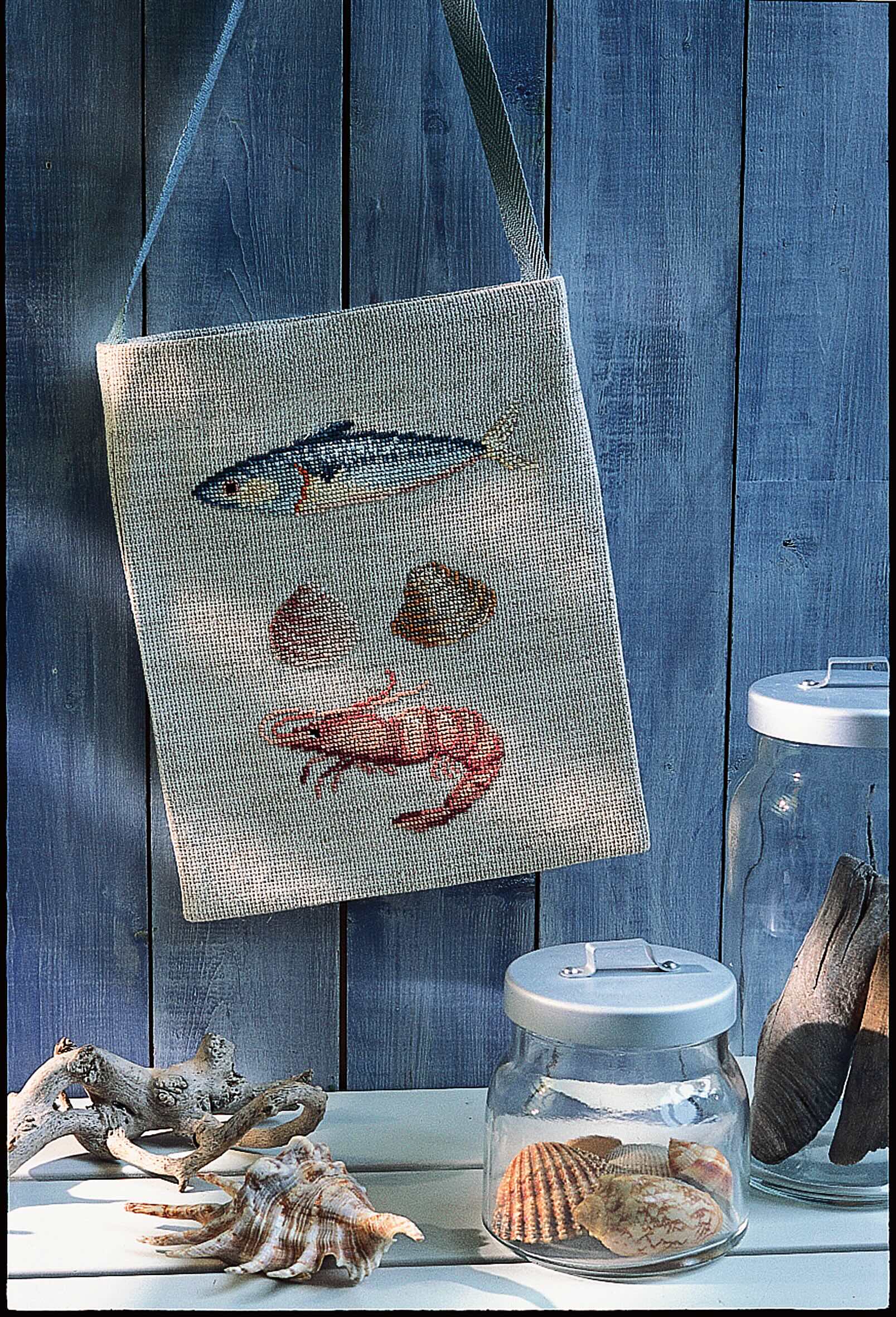 Grille de point de croix Saveurs Marines – suspension décorative avec poisson argenté, coquillages et crevette rose brodés sur lin naturel 11 fils/cm, 70×135 pt, environ 12,7×24,5 cm, Création Point de Croix