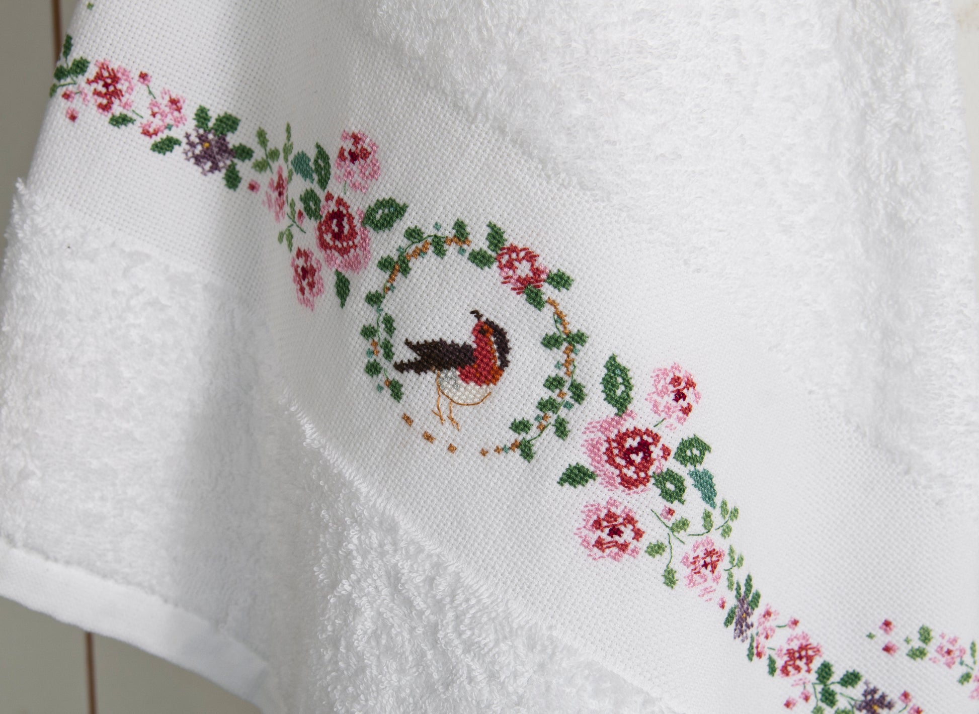 Grille point de croix Le linge de bain – Frises fleurs oiseaux et papillons style Versailles brodées sur linge de toilette blanc, Création Point de Croix2