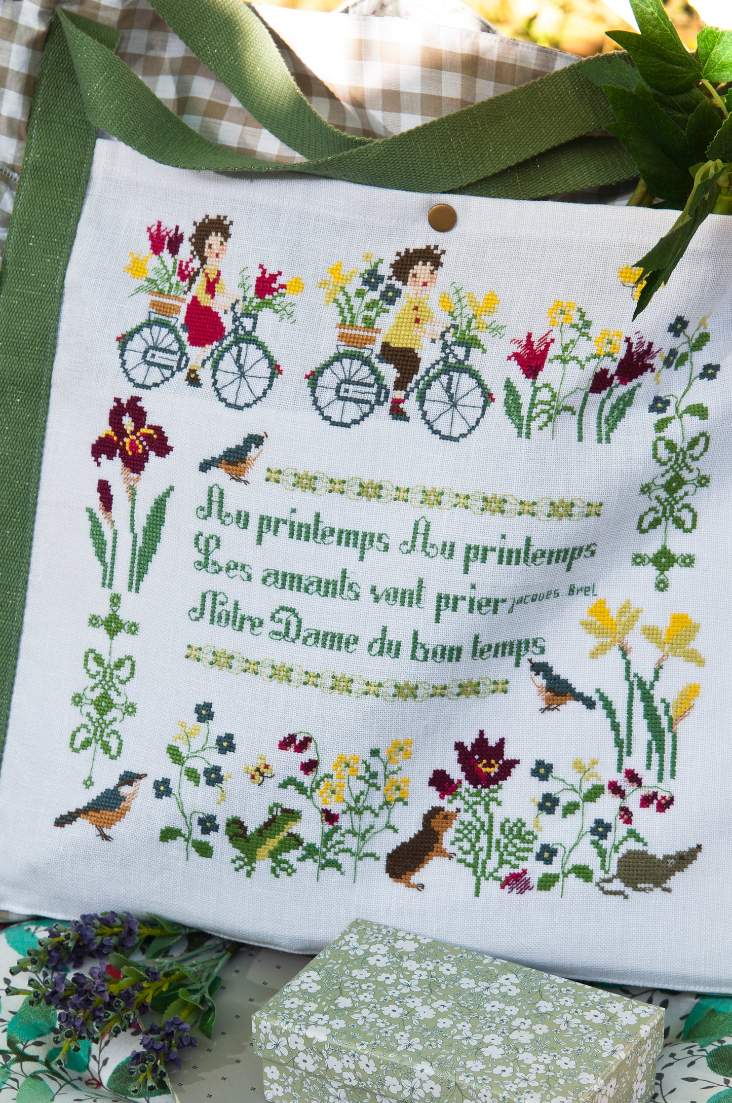 Grille broderie point de croix : promenade à bicyclette champêtre, motif 166×154 pts, 30,2×28 cm. 