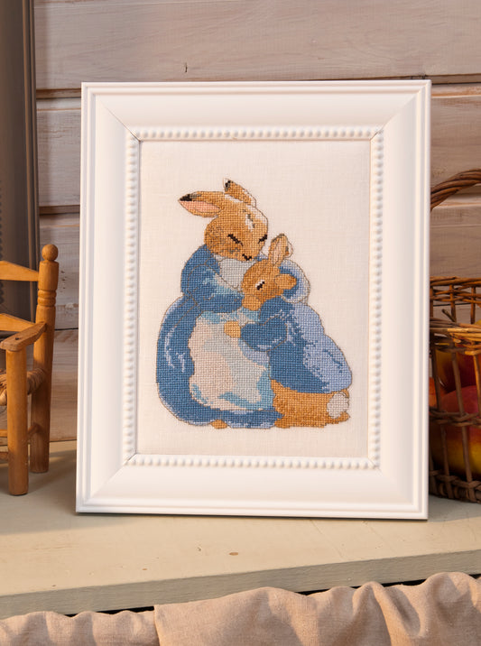 Grille point de croix : Pierrot-Lapin et Maman Lapin sur lin DMC. Motif 82 × 112 pts, env. 14,9 × 20,4 cm. Imprimé symboles & couleurs, 6 pages.