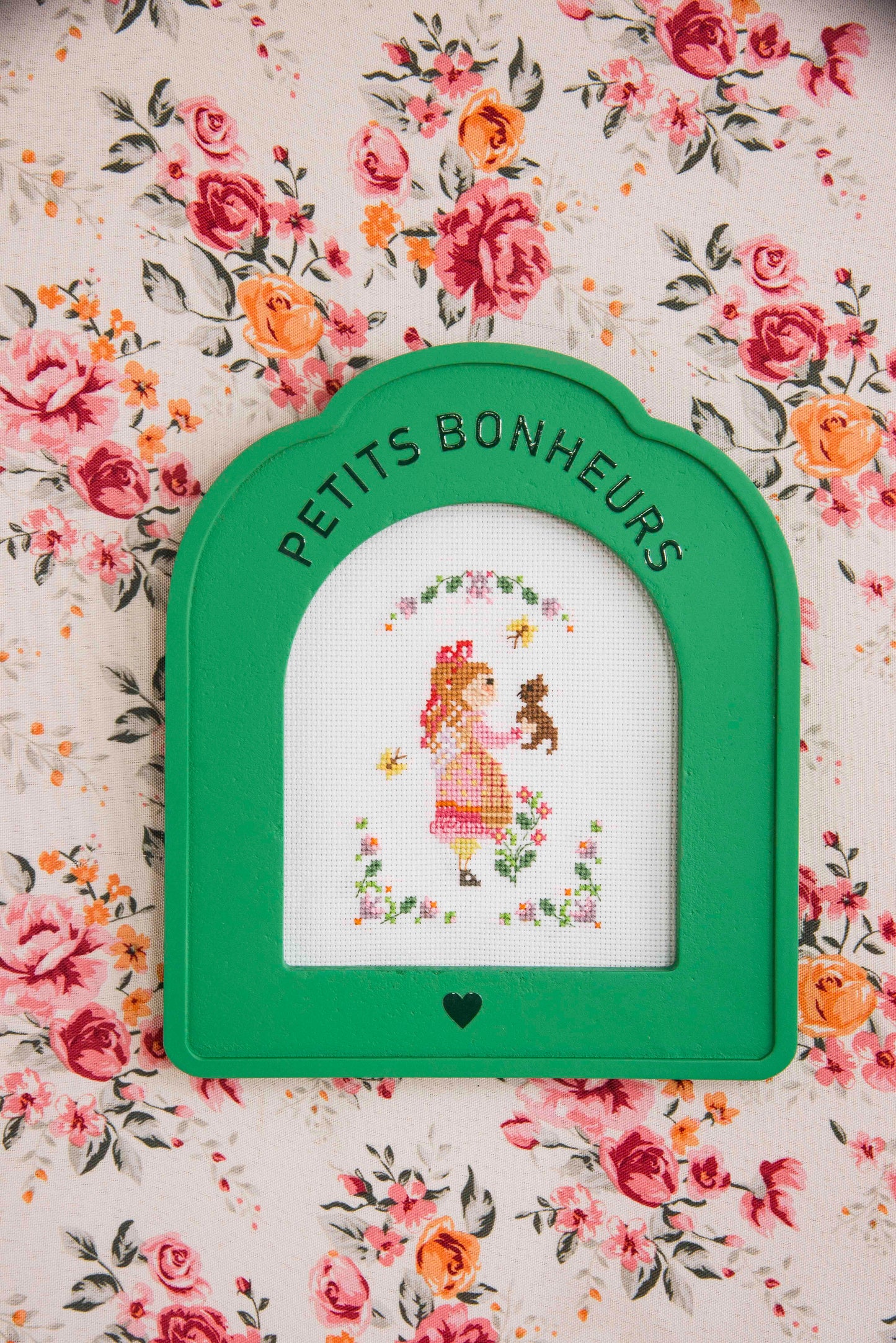 Grille point de croix : planche de 6 motifs Rose au chapeau. 49×66 pts, pour Aïda 7 pts/cm ou lin 11-12 fils/cm. Réf. DMC, 6 pages.