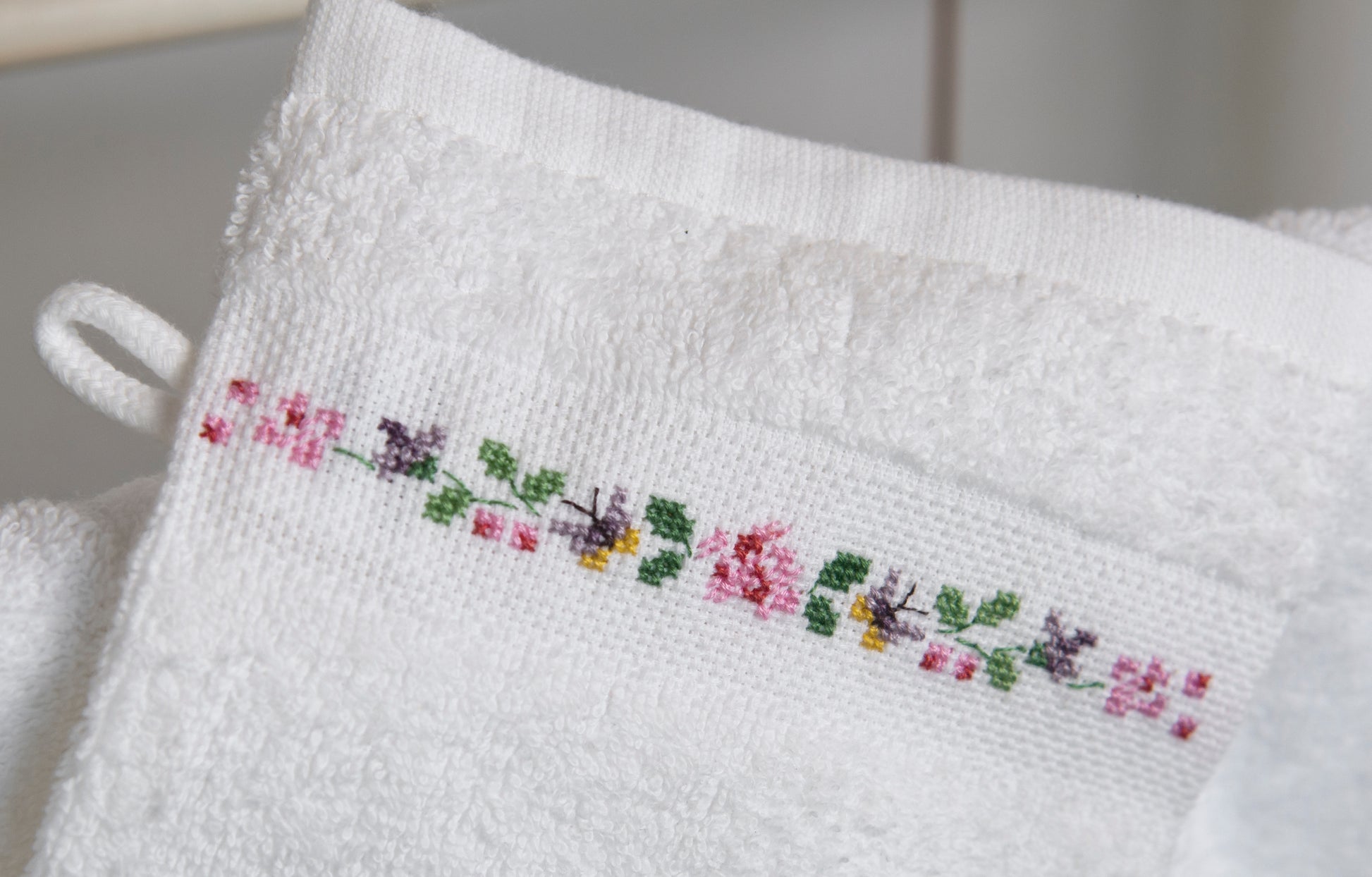 Grille point de croix Le linge de bain – Frises fleurs oiseaux et papillons style Versailles brodées sur linge de toilette blanc, Création Point de Croix