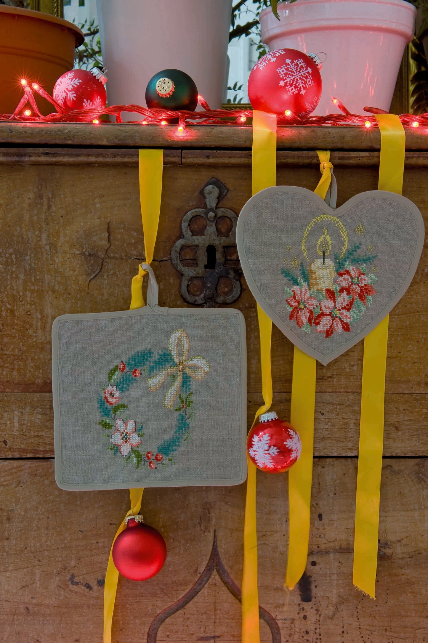 Grille point de croix – Les coussins de Noël, détail motifs : rennes et ornements festifs brodés sur toile de lin ficelle, ambiance Noël chaleureux et raffiné – Création Point de Croix