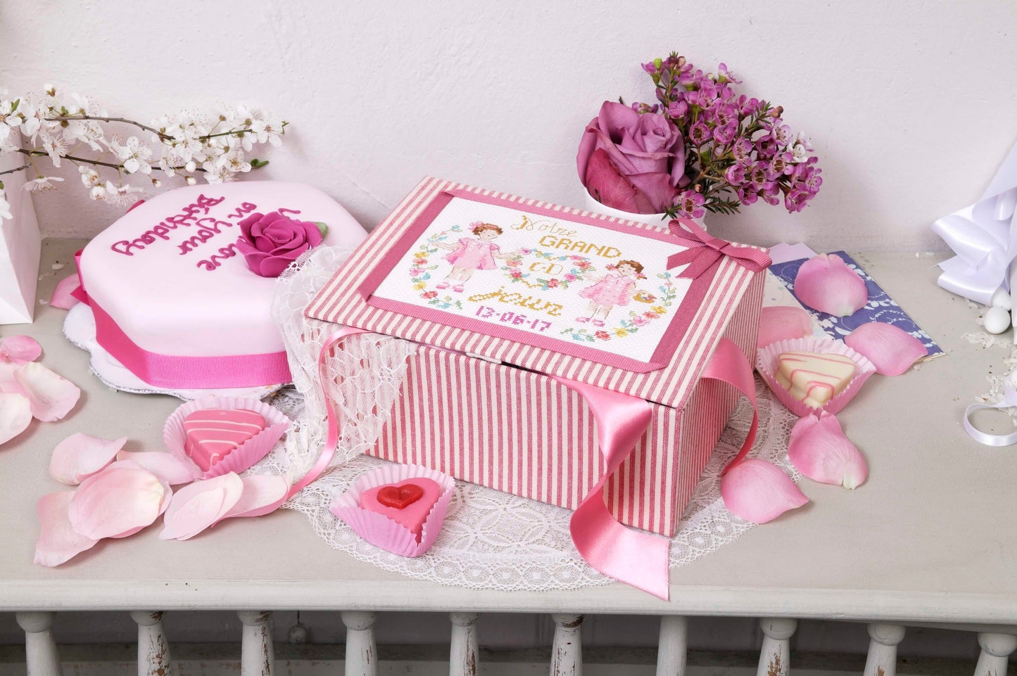 Grille broderie point de croix : coffret souvenirs mariage. 4 pages, symboles et couleurs DMC. Lin 11 fils blanc.