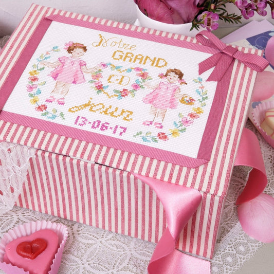Grille broderie point de croix : coffret souvenirs mariage. 4 pages, symboles et couleurs DMC. Lin 11 fils blanc.