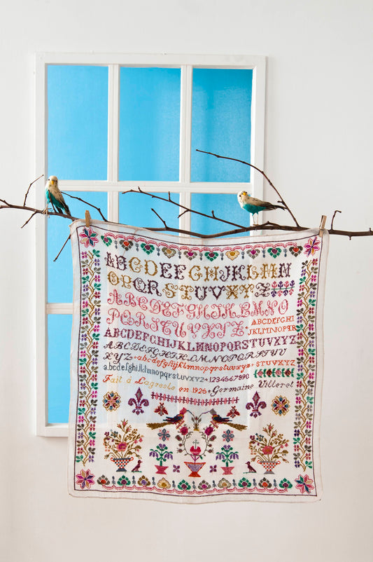 Grille de broderie point de croix : Marquoir Léontine (1868), 215 x 192 points. Imprimée sur 8 pages avec symboles et couleurs DMC. Motif patrimoine sur lin ou Aïda.