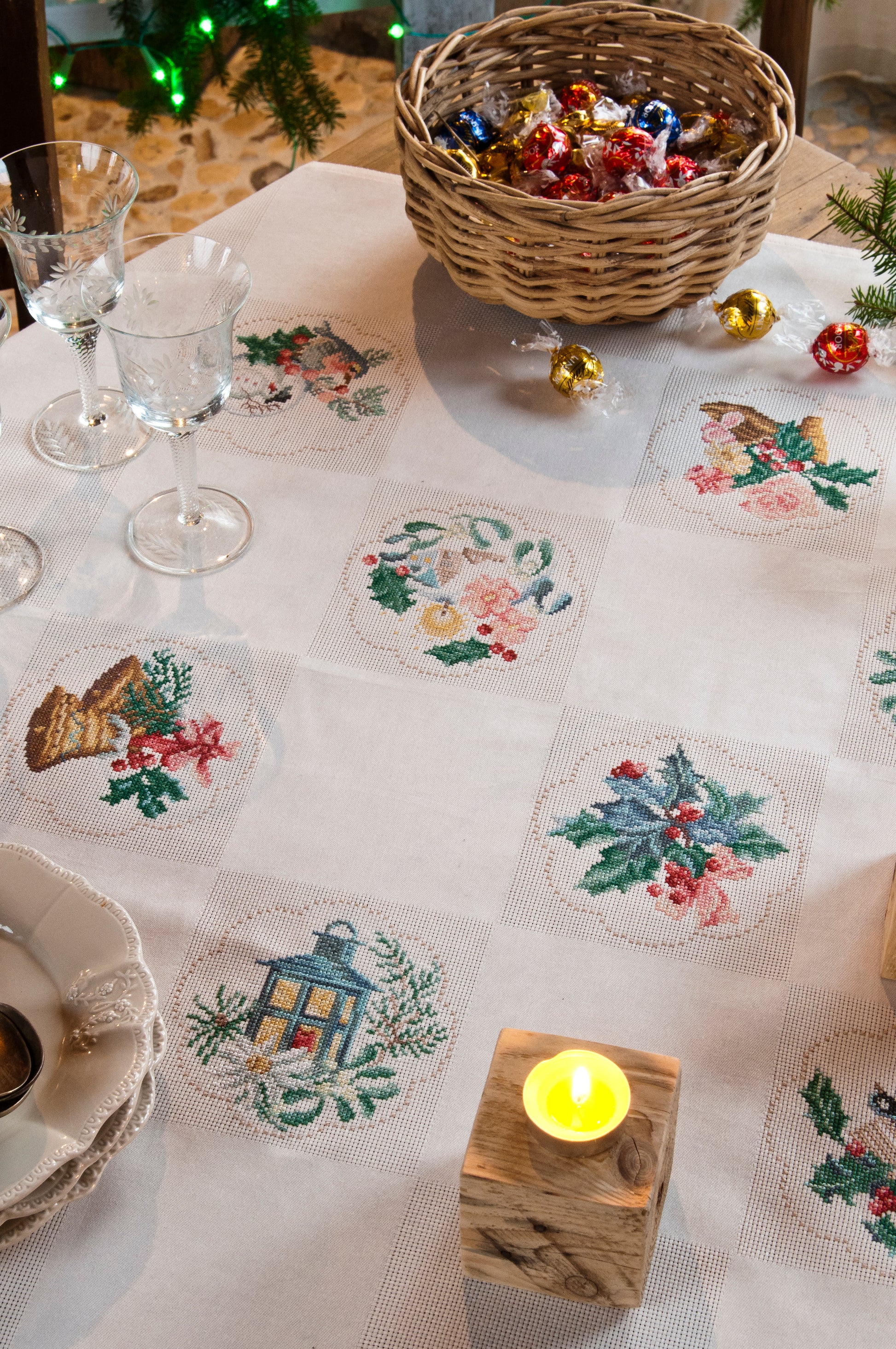 Grille de broderie point de croix : nappe de Noël festive sur Aïda 5,5 points. Imprimé couleur (Réf. DMC) sur 8 pages. Illustration M. Bonnin.