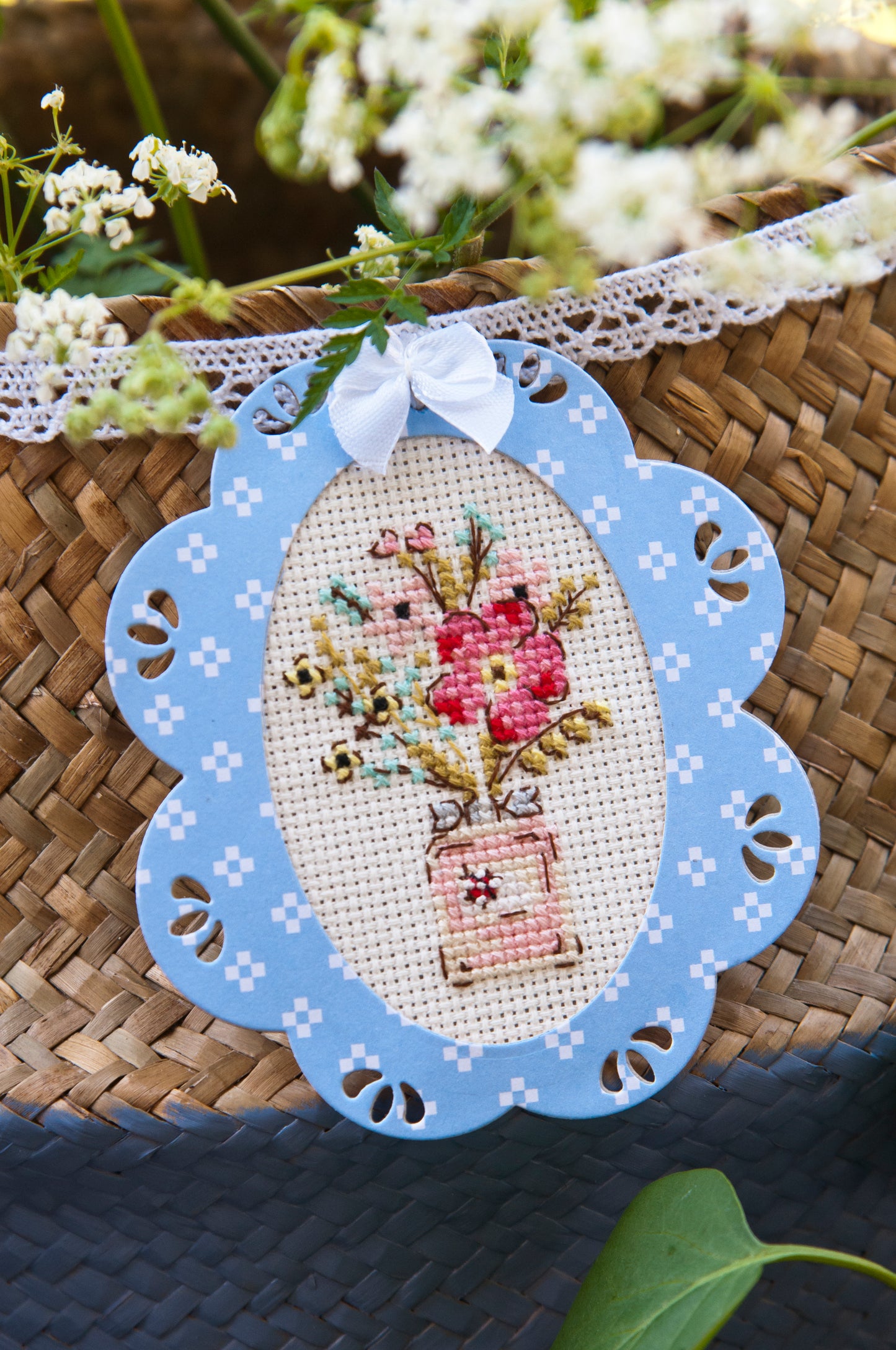 Grille point de croix : 3 panières en tissu brodé sur Aïda blanche. Motif 38 x 50 points (6,9 x 9,09 cm), 4 pages, couleurs DMC.