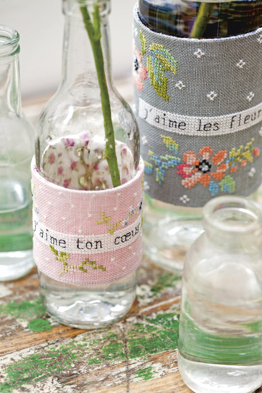 Grille de point de croix Cache-vases « J'aime… » – trois cache-vases fleuris avec messages brodés sur lin 12 fils/cm, petit, moyen et grand modèle, Création Point de Croix