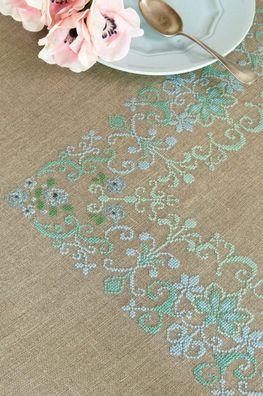 Grille point de croix Nappe Versailles – Bordure brodée jardins à la française sur nappe de lin naturel, motif vert tendre style Petit Trianon, Création Point de Croix