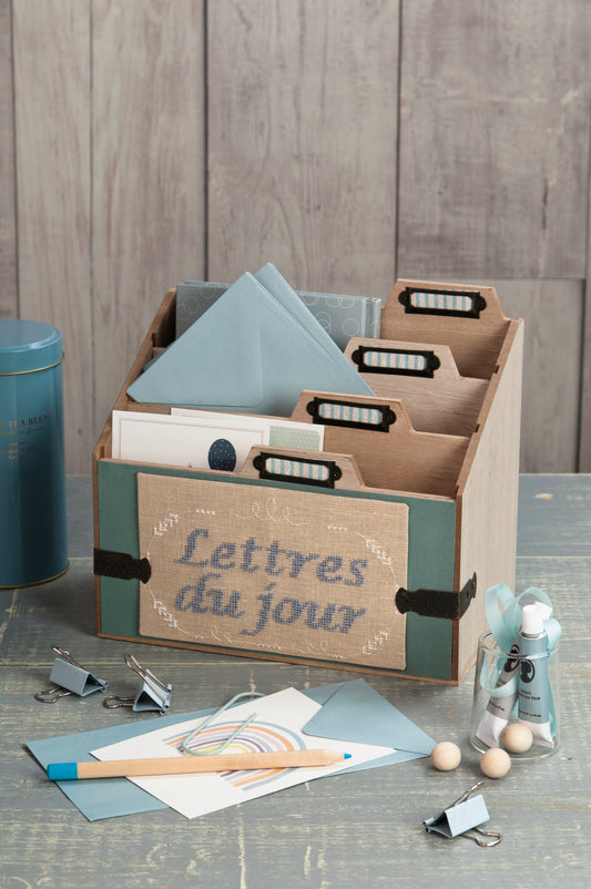 Grille broderie point de croix : 3 etageres a broder sur lin bis pour l'entree. Lettres du jour, Bienvenue, DMC, 6 pages.