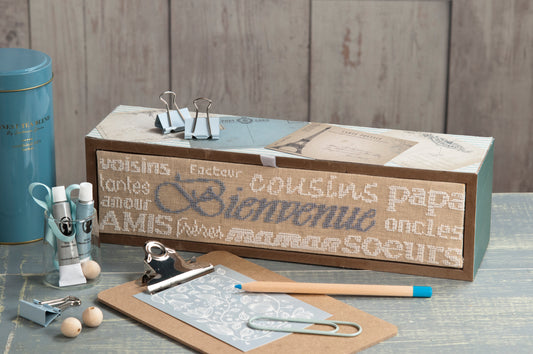 Grille broderie point de croix : 3 etageres a broder sur lin bis pour l'entree. Lettres du jour, Bienvenue, DMC, 6 pages.