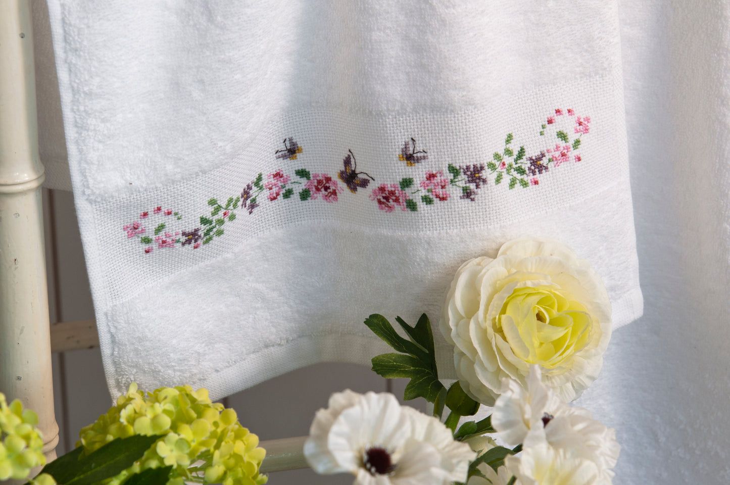 Grille point de croix Le linge de bain – Frises fleurs oiseaux et papillons style Versailles brodées sur linge de toilette blanc, Création Point de Croix