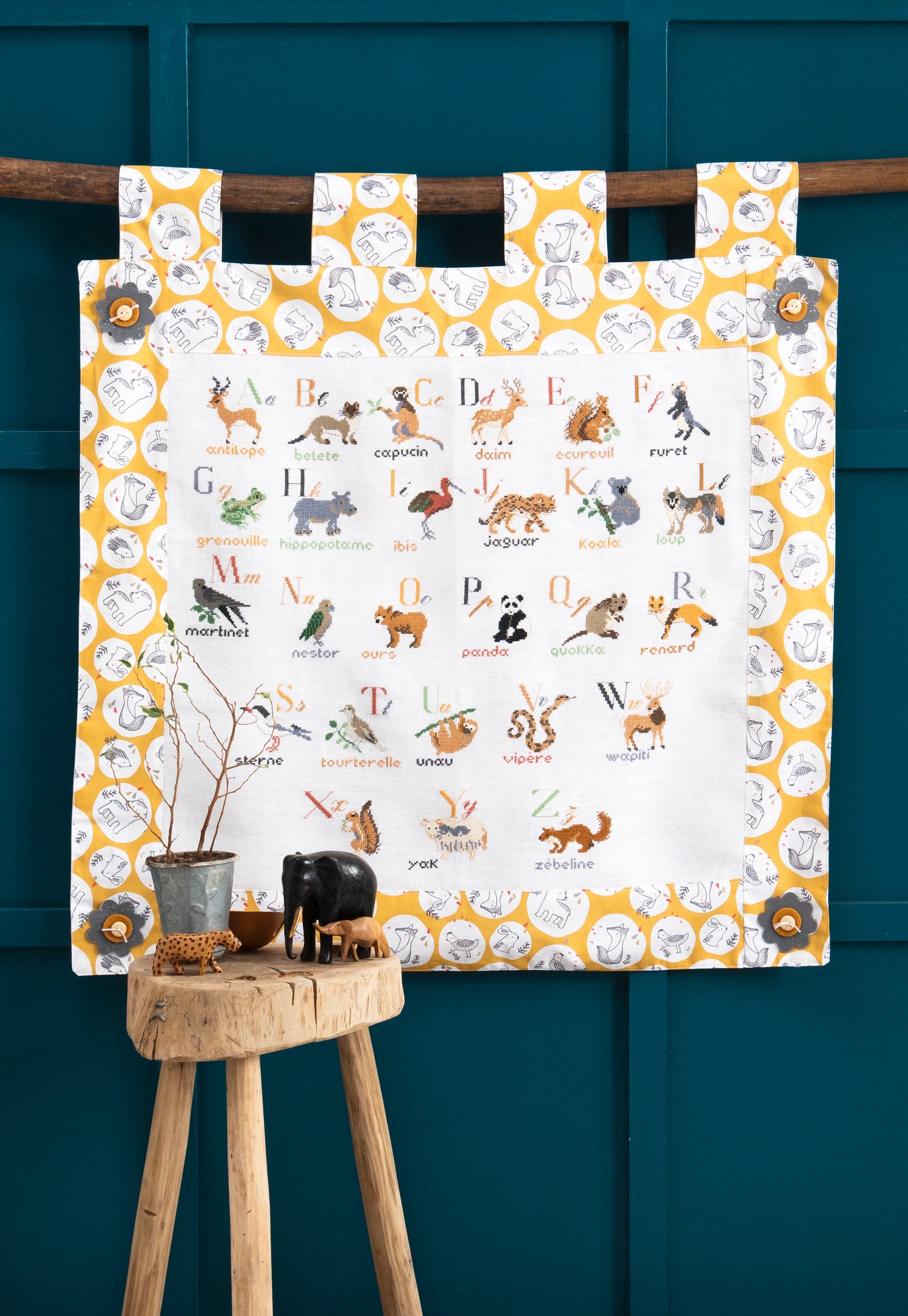 Grille point de croix : abécédaire animé avec animaux de la forêt. Imprimée sur 10 pages avec symboles et couleurs DMC. Sur lin 11 fils blanc.