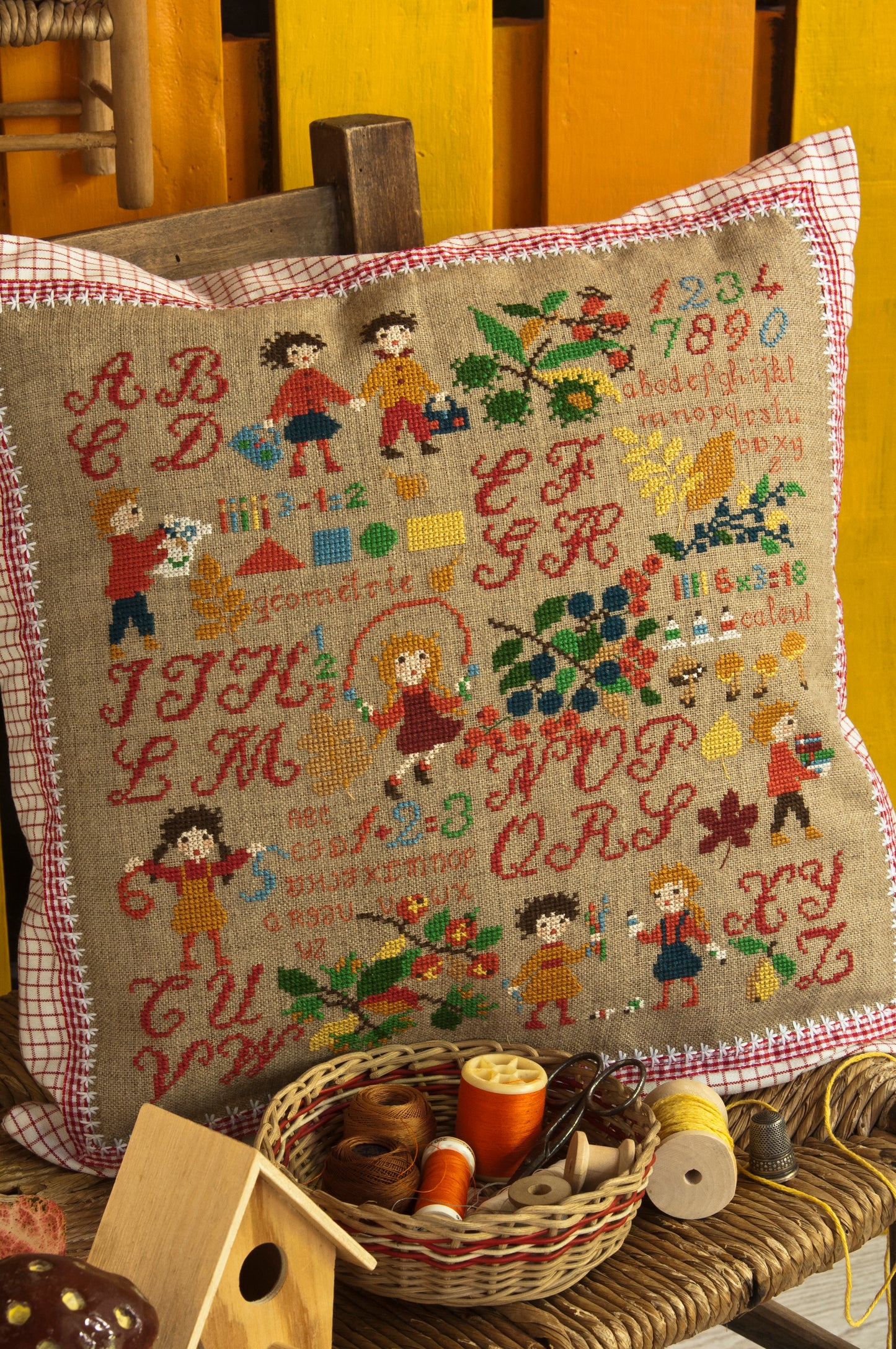 Grille broderie point de croix : ABC école, scène d'enfance & cour de récréation, motif 150×163 pts, 27,3×29,6 cm.