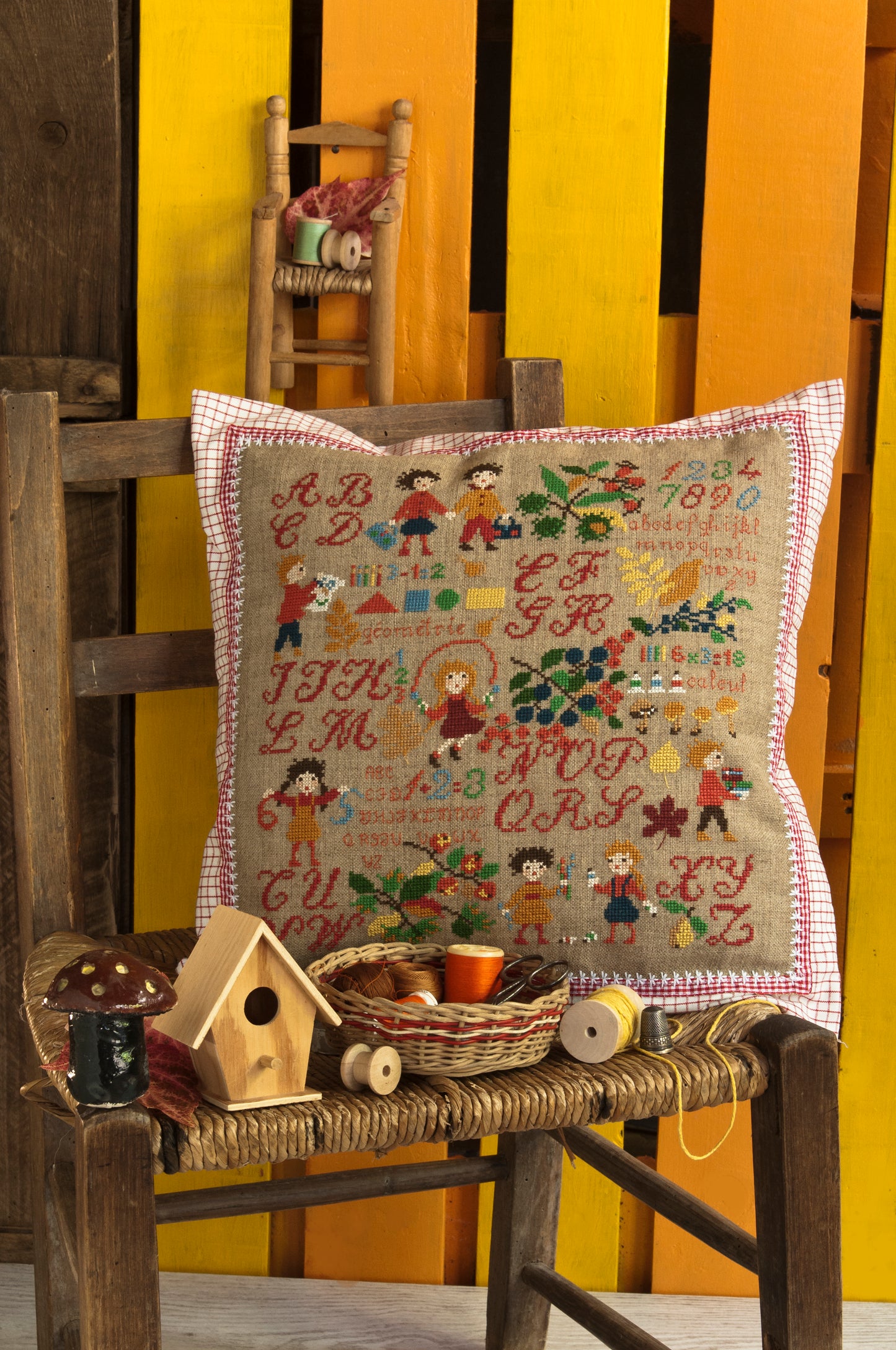 Grille broderie point de croix : ABC école, scène d'enfance & cour de récréation, motif 150×163 pts, 27,3×29,6 cm.