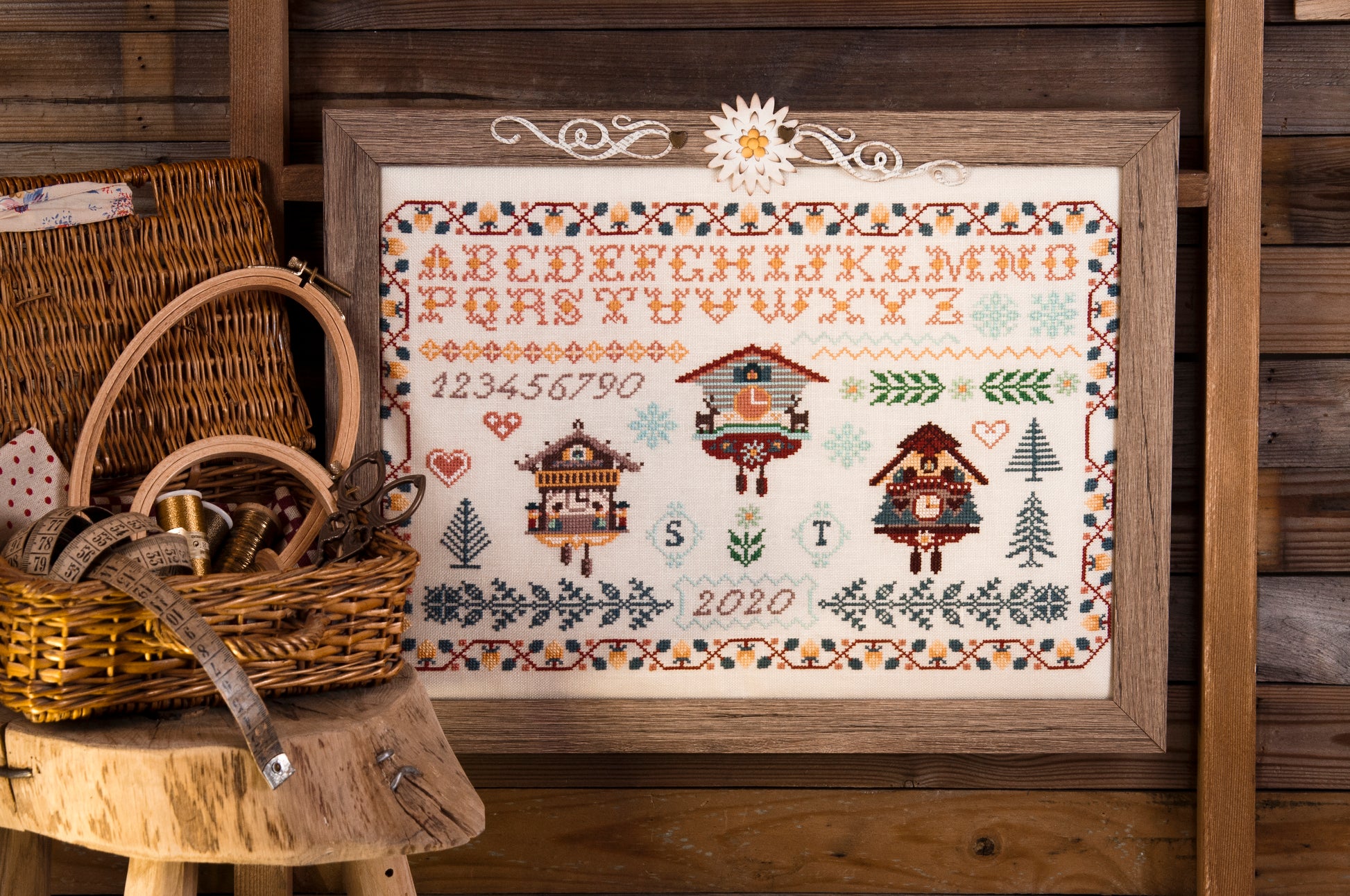 Grille broderie point de croix : abecedaire coucous chalets a broder sur lin blanc. Motif montagne hiver, DMC, 6 pages.