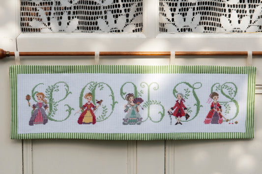Grille point de croix Abécédaire Versailles – Bannière prénom brodée style Louis XV sur toile de lin blanc, décoration chambre enfant, Création Point de Croi