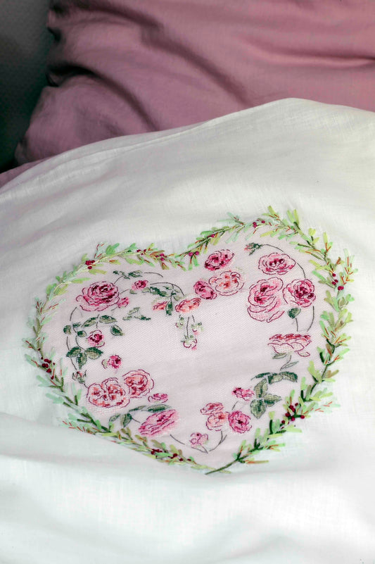 Grille broderie point de croix : cœur de roses et broderie au ruban. 108 x 110 pts, imprimée en couleur sur 4 pages. Réf. DMC incluses.