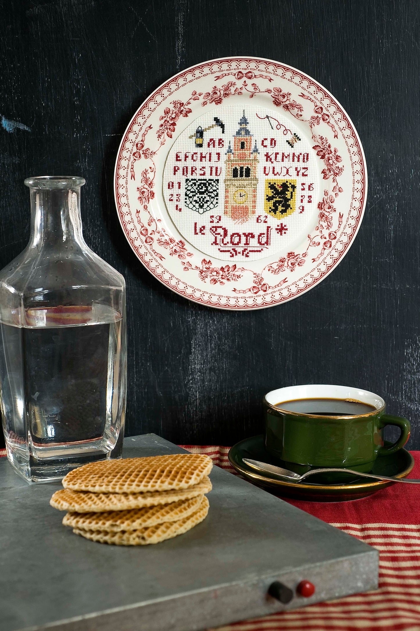 Grille broderie point de croix : assiette symboles du Nord, lion des Flandres et beffroi. Motif 84x84 pts, env. 15x15 cm sur Aïda 7 pts ou lin 11 fils. Ref. DMC.