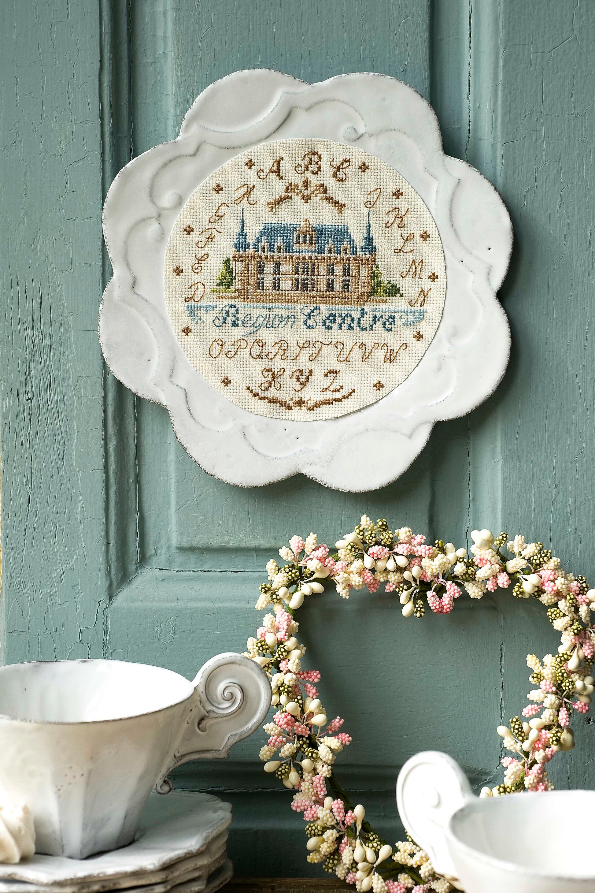 Grille broderie point de croix : château de la Loire sur assiette. Motif 82x84 pts, env. 14,9x15,27 cm sur Aïda 7 pts ou lin 11 fils. Ref. DMC.
