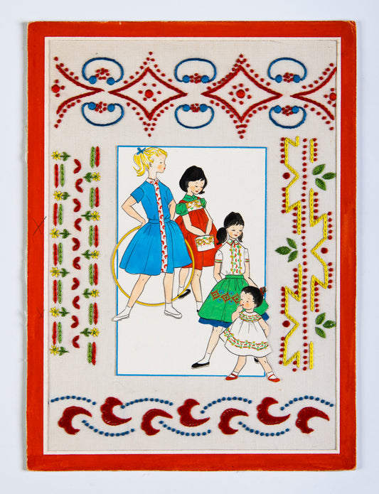 Grille point de croix – Atelier couturière, vue d'ensemble : scène miniature de couturière avec broderies, tissus anciens et cintres miniatures, décoration unique inspirée des merceries d'antan – Création Point de Croix