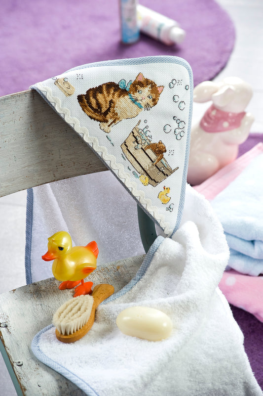 Grille broderie point de croix : cape de bain bébé avec chats. Motif 87x153 pts, env. 9,63x15,81 cm sur Aïda 5,5 pts ou lin 11 fils. Ref. DMC.