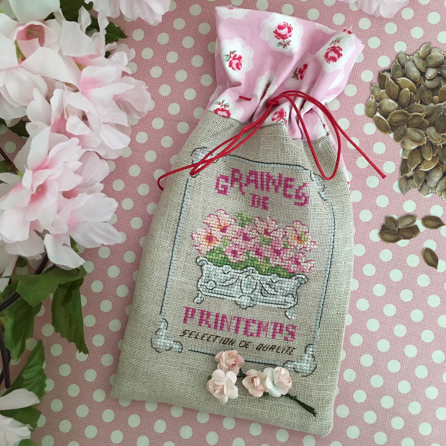 Grille point de croix : Au jardin, 3 motifs (sachet à graines, housse de cahier, carte). Imprimée sur 4 pages avec symboles et couleurs DMC. Lin 11 fils.