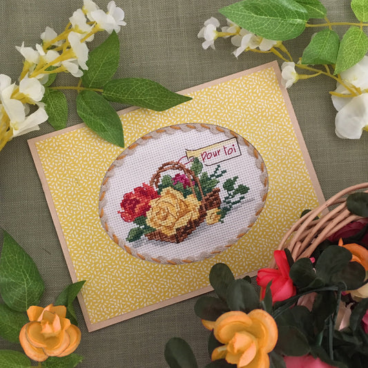 Grille point de croix : Au jardin, 3 motifs (sachet à graines, housse de cahier, carte). Imprimée sur 4 pages avec symboles et couleurs DMC. Lin 11 fils.